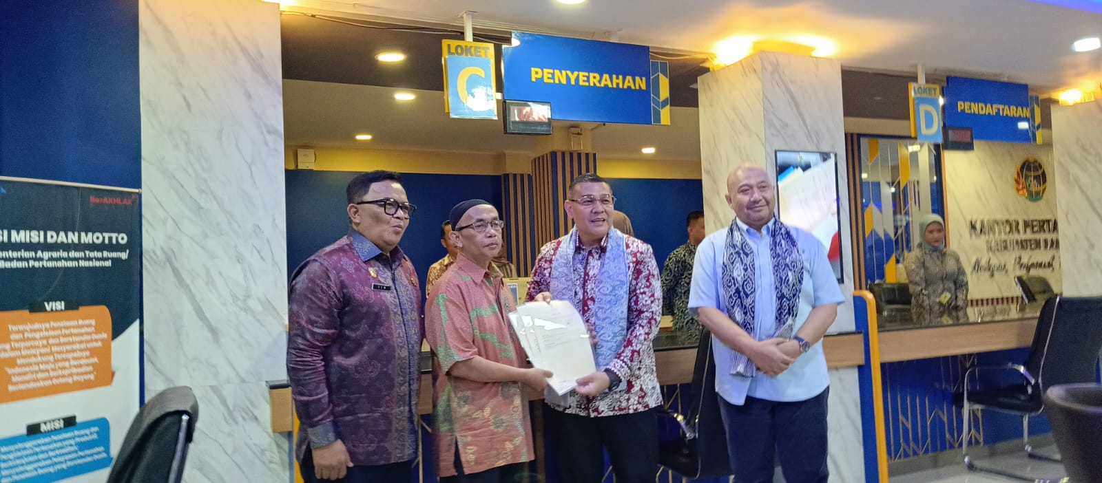 Wamen Ossy Dermawan Puji Pelayanan ATR/BPN Kabupaten Bandung: Kantor Tertib, Petugas Ramah, Warga Puas