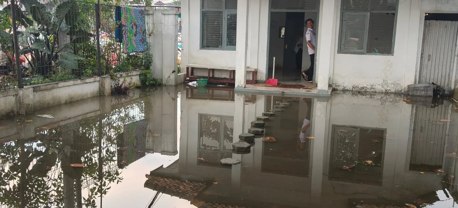 Pasar Baleendah Tertimbun Sampah: Genangan dan Bau Ganggu Aktivitas Warga dan Pegawai