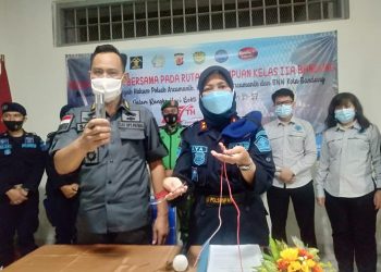 Kepala Rutan Perempuan kelas II A Bandung, Moneka Mayamurti (kanan), bersama Kabid pelayanan tahanan Kemenkumham Jabar Saifur Rachman, Saat memperlihatkan barang temuan hasil razia di kamar blok hunian warga binaan