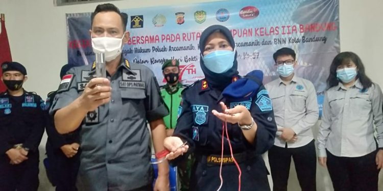 Kepala Rutan Perempuan kelas II A Bandung, Moneka Mayamurti (kanan), bersama Kabid pelayanan tahanan Kemenkumham Jabar Saifur Rachman, Saat memperlihatkan barang temuan hasil razia di kamar blok hunian warga binaan